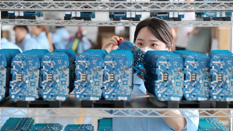 【財經翻譯官】中國新能源汽車產銷量緣何連續(xù)七年全球居首？