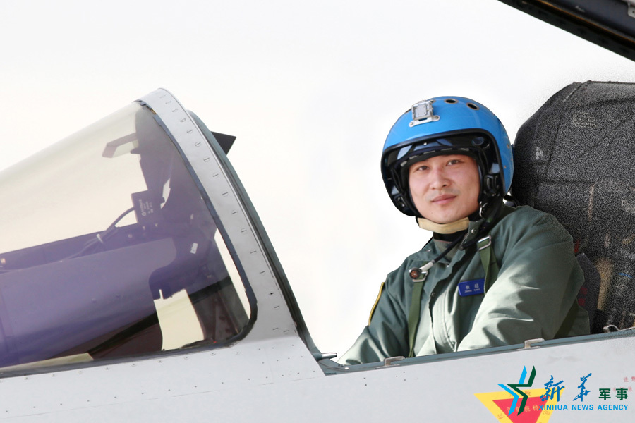 &uarr;戰(zhàn)機(jī)上準(zhǔn)備起飛的張超。
