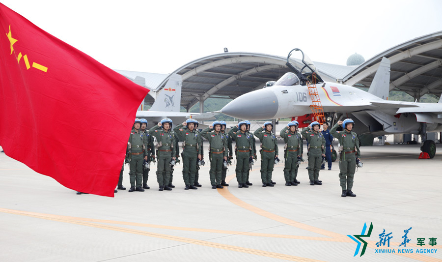 &uarr;軍旗招展，航空驕子對(duì)藍(lán)天宣誓。