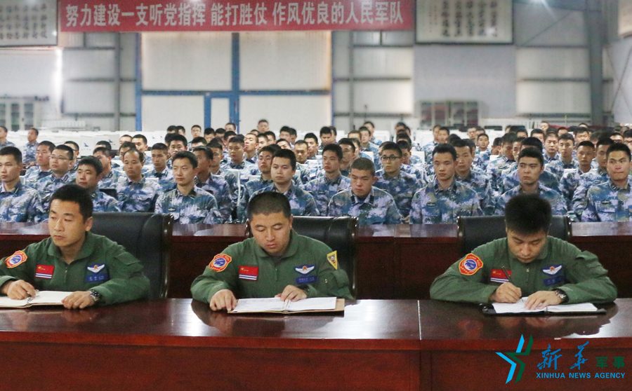 資料圖片：張超（右一）參加部隊思想政治教育。