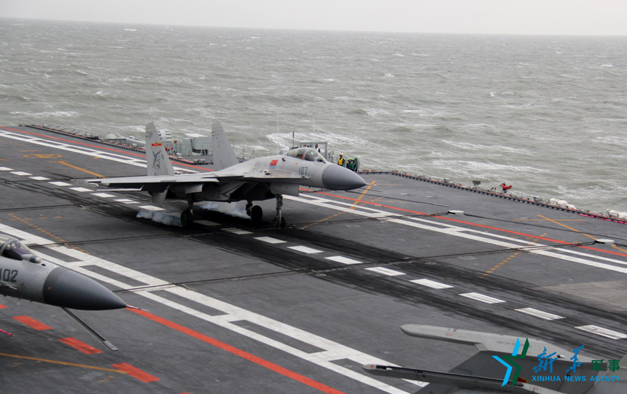 &uarr;資料圖片：艦載戰(zhàn)斗機(jī)下落著艦瞬間。