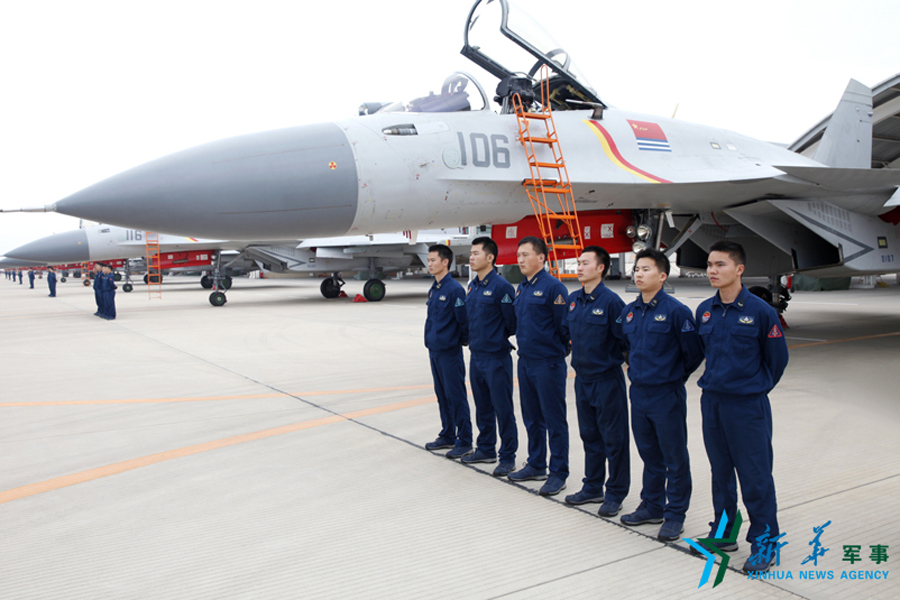 &uarr;機務官兵為戰(zhàn)鷹保駕護航。