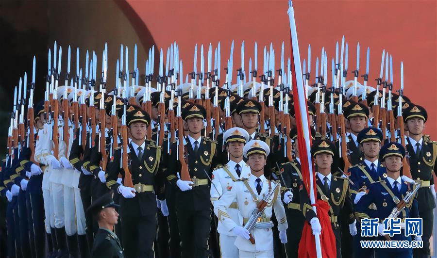 （在習(xí)近平強(qiáng)軍思想指引下&middot;我們?cè)趹?zhàn)位報(bào)告&middot;圖文互動(dòng)）（1）護(hù)衛(wèi)國(guó)旗　重于生命&mdash;&mdash;中國(guó)人民解放軍儀仗大隊(duì)國(guó)旗護(hù)衛(wèi)隊(duì)執(zhí)行國(guó)旗升降任務(wù)記事