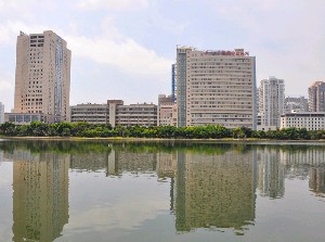 廈門大學(xué)附屬中山醫(yī)院激光祛眼袋適合哪些人？安全嗎？