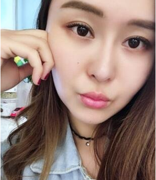 嘴唇薄，看起來(lái)牙尖嘴利。