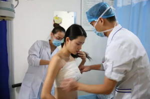 上海時光整形醫(yī)院何晉龍醫(yī)生做假體隆胸怎么樣？附案例對比圖