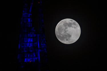 倫敦：&ldquo;超級月亮&rdquo;現(xiàn)身夜空