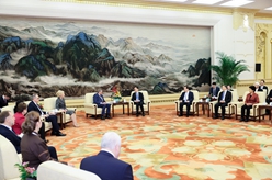 韓正會見中俄友好、和平與發(fā)展委員會第十四次全體會議與會代表