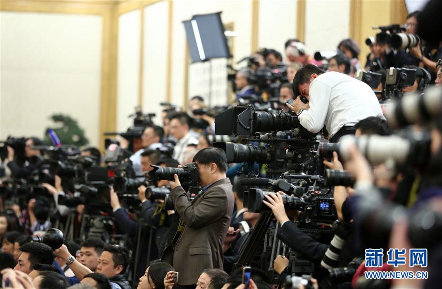 （十九大&middot;XHDW）十九屆中央政治局常委與中外記者見面