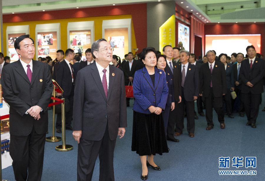 9月7日，中共中央政治局常委、全國政協(xié)主席、中央代表團團長俞正聲率代表團全體成員來到拉薩西藏會展中心，出席《圓夢中國西藏華章&mdash;&mdash;西藏自治區(qū)成立50年成就展》開幕式并參觀展覽。 新華社記者 黃敬文 攝 