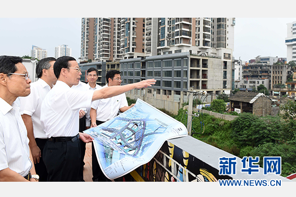 9月16日至18日，中共中央政治局常委、國(guó)務(wù)院副總理張高麗在廣西調(diào)研。這是9月16日，張高麗實(shí)地考察南寧水街棚戶區(qū)改造項(xiàng)目現(xiàn)場(chǎng)。 新華社記者張鐸攝 