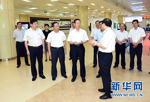 9月16日至18日，中共中央政治局常委、國(guó)務(wù)院副總理張高麗在廣西調(diào)研。這是9月17日，張高麗在南寧市公共資源交易中心對(duì)外服務(wù)大廳了解自治區(qū)簡(jiǎn)政放權(quán)有關(guān)工作。 新華社記者張鐸攝
