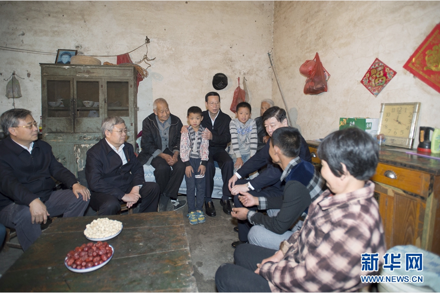 10月22日至23日，中共中央政治局常委、國(guó)務(wù)院副總理張高麗在山東調(diào)研扶貧工作情況。這是10月22日，張高麗在菏澤市巨野縣田莊鎮(zhèn)后屯村入戶看望生活困難村民。 新華社記者 王曄 攝