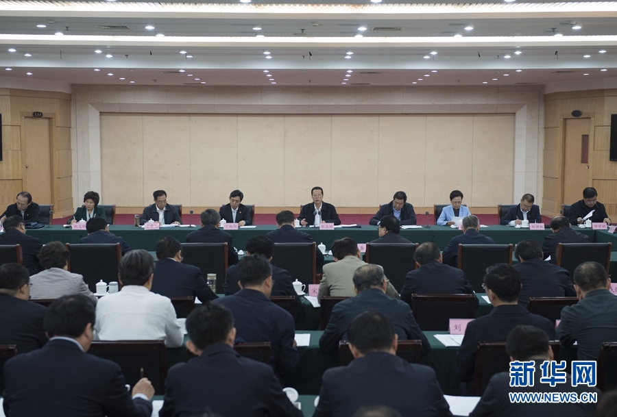 10月22日至23日，中共中央政治局常委、國(guó)務(wù)院副總理張高麗在山東調(diào)研扶貧工作情況。這是10月23日，張高麗在菏澤市主持召開(kāi)扶貧工作座談會(huì)。 新華社記者 王曄 攝