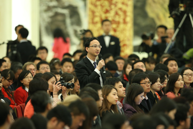 3月15日，國務(wù)院總理李克強(qiáng)在北京人民大會(huì)堂與中外記者見面，并回答記者提問。這是一位記者在提問。 新華社記者 龐興雷 攝