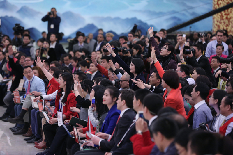 3月15日，國務(wù)院總理李克強(qiáng)在北京人民大會(huì)堂與中外記者見面，并回答記者提問。這是記者舉手爭(zhēng)取提問機(jī)會(huì)。 新華社記者 才揚(yáng) 攝