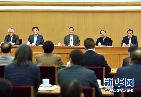 4月8日，中共中央政治局委員、中央書記處書記、中宣部部長劉奇葆在北京同講好中國故事專家學(xué)者、文化交流使者研討班學(xué)員座談。 新華社記者李濤 攝
