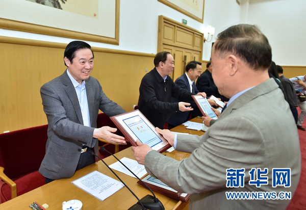 4月8日，中共中央政治局委員、中央書記處書記、中宣部部長劉奇葆在北京同講好中國故事專家學(xué)者、文化交流使者研討班學(xué)員座談。這是劉奇葆在座談會上向獲得講好中國故事文化交流使者稱號的代表頒發(fā)證書。新華社記者 李濤 攝