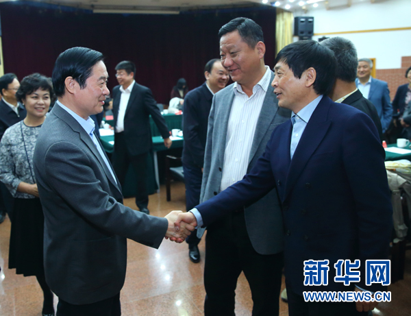 4月12日，中共中央政治局委員、中央書記處書記、中宣部部長劉奇葆在北京出席&ldquo;走向世界的中國兒童文學(xué)&rdquo;座談會(huì)并講話。這是座談會(huì)后，劉奇葆與國際安徒生獎(jiǎng)獲得者、兒童文學(xué)作家曹文軒握手。新華社記者丁海濤攝