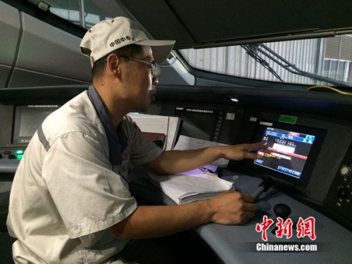 中車青島四方機(jī)車車輛股份有限公司高鐵調(diào)試高級(jí)技師周勇在演示調(diào)試過(guò)程。中新網(wǎng) 邱宇 攝