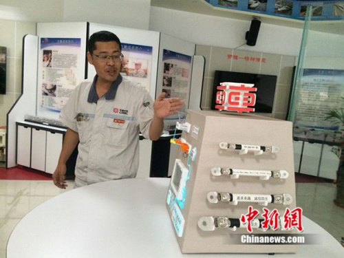 周勇在工作室介紹他制作的模型。中新網(wǎng) 邱宇 攝