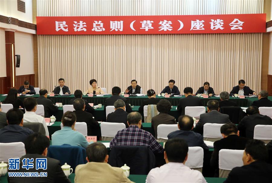 這是11月23日，張德江在成都主持召開座談會(huì)，11個(gè)省（區(qū)、市）人大常委會(huì)負(fù)責(zé)同志、部分全國人大代表、法律工作者及專家學(xué)者參加會(huì)議。新華社記者 劉衛(wèi)兵 攝 