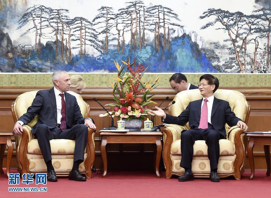 11月25日，中共中央政治局委員、中央政法委書記孟建柱在北京會(huì)見白俄羅斯總統(tǒng)辦公廳副主任米茨克維奇。 新華社記者燕雁攝 