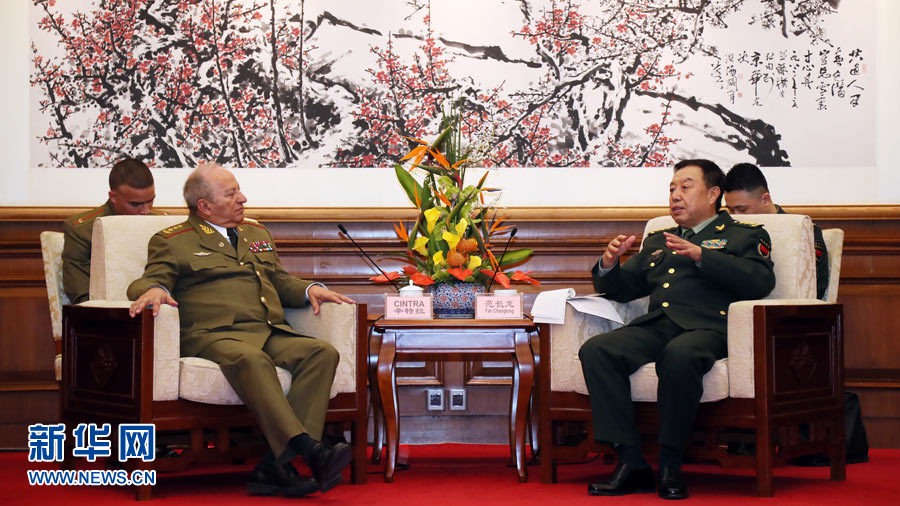 3月28日，中央軍委副主席范長龍在北京釣魚臺國賓館會見來華訪問的古巴革命武裝力量部部長萊奧波爾多&middot;辛特拉。 新華社發(fā)（劉芳 攝） 