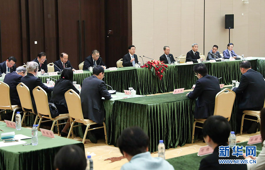 5月8日至10日，中共中央政治局常委、全國人大常委會委員長張德江視察澳門特別行政區(qū)。這是5月10日，張德江與教育工作者和學(xué)生代表座談。新華社記者 龐興雷 攝
