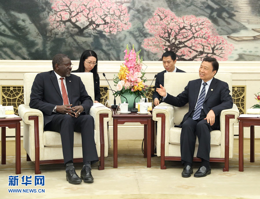 5月15日，國家副主席、中國紅十字會(huì)名譽(yù)會(huì)長李源潮在北京會(huì)見來華出席&ldquo;一帶一路&rdquo;國際合作高峰論壇的紅十字會(huì)與紅新月會(huì)國際聯(lián)合會(huì)秘書長阿西。新華社記者 王曄 攝