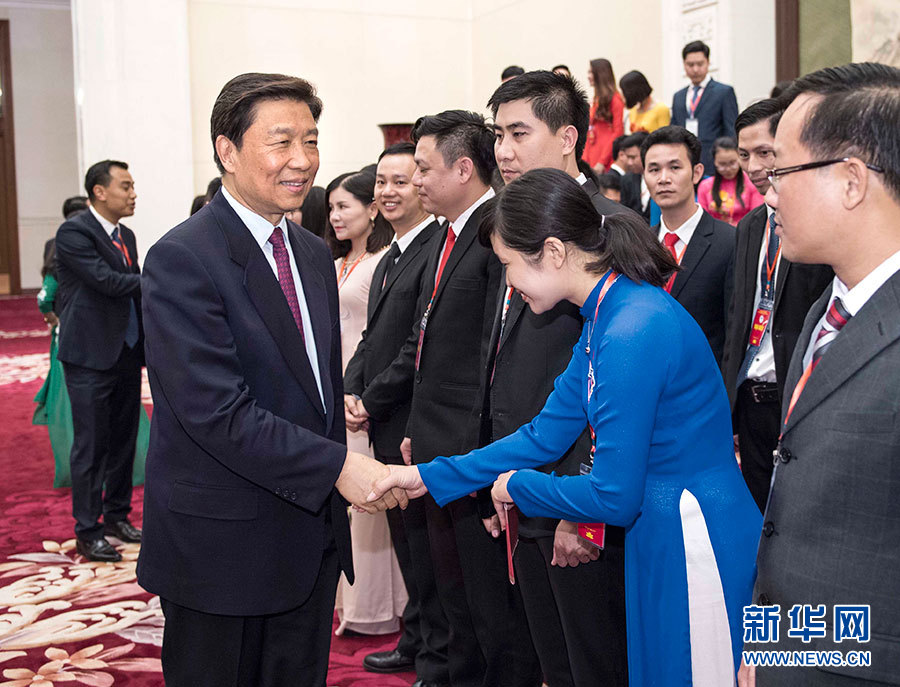 5月22日，中共中央政治局委員、國家副主席李源潮在北京會(huì)見越南胡志明共青團(tuán)中央書記處第一書記黎國鋒率領(lǐng)的越南青年代表團(tuán)。 新華社記者李濤 攝