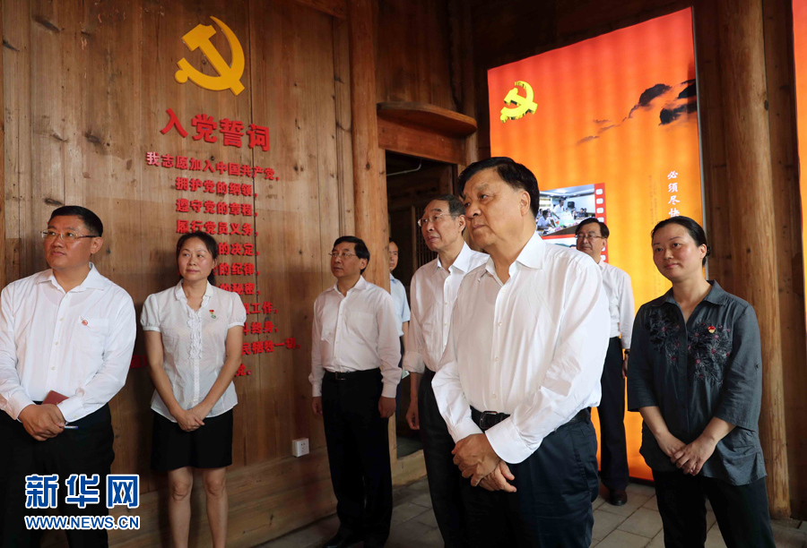6月8日至10日，中共中央政治局常委、中央書記處書記劉云山在福建調(diào)研。這是6月9日，劉云山專程來到政和縣石圳村，深入了解廖俊波的事跡。新華社記者 劉衛(wèi)兵 攝