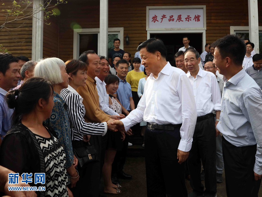 6月8日至10日，中共中央政治局常委、中央書記處書記劉云山在福建調(diào)研。這是6月9日，劉云山在周寧縣上洋村與村民親切交談。新華社記者 劉衛(wèi)兵 攝