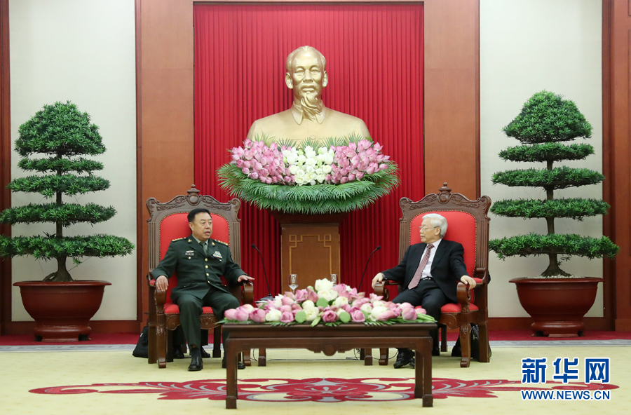 6月18日，在越南首都河內(nèi)，正在越南訪問的中央軍委副主席范長龍（左）會(huì)見越共中央總書記阮富仲。 新華社發(fā)（李曉偉攝） 