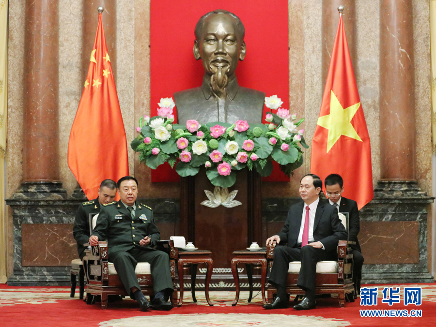 6月18日，在越南首都河內(nèi)，正在越南訪問的中央軍委副主席范長龍（左前）會(huì)見越南國家主席陳大光（右前）。 新華社發(fā)（李曉偉攝）