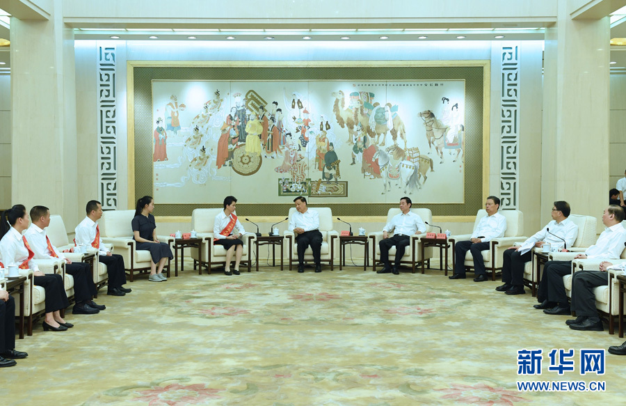 6月21日，廖俊波同志先進(jìn)事跡報(bào)告會(huì)在北京人民大會(huì)堂舉行。報(bào)告會(huì)前，中共中央政治局常委、中央書(shū)記處書(shū)記劉云山會(huì)見(jiàn)報(bào)告團(tuán)成員，代表習(xí)近平總書(shū)記，代表黨中央，向廖俊波同志家屬表示親切慰問(wèn)，并頒發(fā)黨中央追授廖俊波同志&ldquo;全國(guó)優(yōu)秀共產(chǎn)黨員&rdquo;證書(shū)、獎(jiǎng)?wù)?。新華社記者 饒愛(ài)民 攝