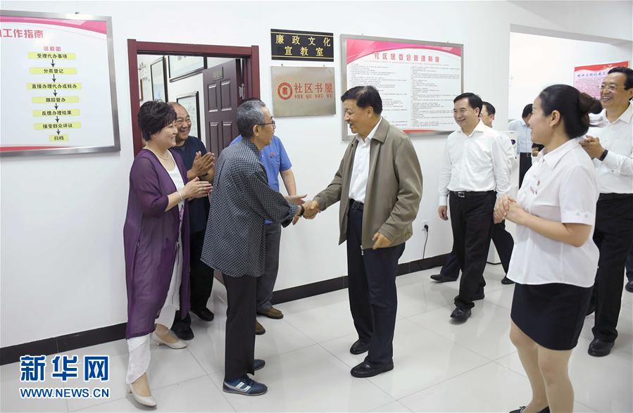 6月22日至24日，中共中央政治局常委、中央書(shū)記處書(shū)記劉云山在遼寧調(diào)研。這是6月23日，劉云山在錦州市西街社區(qū)與干部群眾深入交流。新華社記者 張鐸 攝
