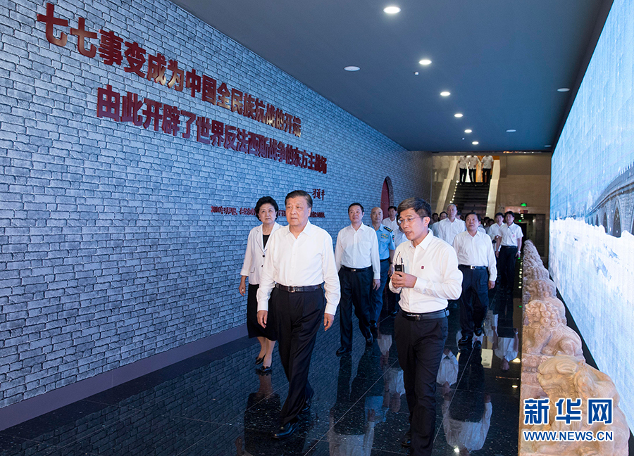 7月7日，紀(jì)念全民族抗戰(zhàn)爆發(fā)80周年儀式在中國(guó)人民抗日戰(zhàn)爭(zhēng)紀(jì)念館舉行。中共中央政治局常委、中央書記處書記劉云山出席儀式并講話。這是儀式后，劉云山參觀《全民抗戰(zhàn)偉大壯舉&mdash;&mdash;紀(jì)念全民族抗戰(zhàn)爆發(fā)80周年專題展覽》。 新華社記者丁林?jǐn)z