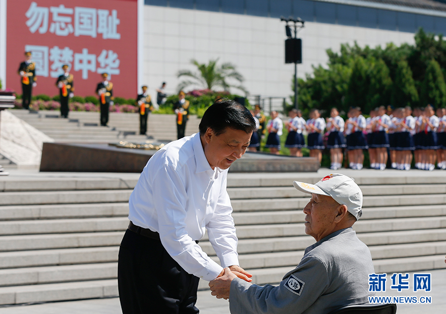 7月7日，紀(jì)念全民族抗戰(zhàn)爆發(fā)80周年儀式在中國(guó)人民抗日戰(zhàn)爭(zhēng)紀(jì)念館舉行。中共中央政治局常委、中央書記處書記劉云山出席儀式并講話。這是儀式開始前，劉云山與老八路代表握手。新華社記者崔新鈺攝