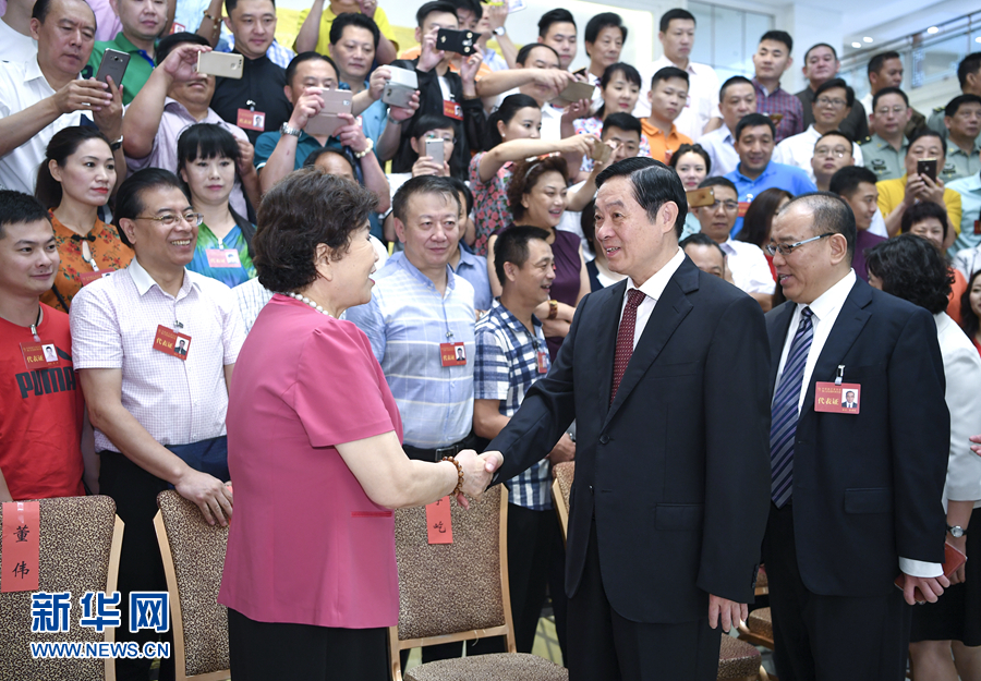 7月19日，中國(guó)曲藝家協(xié)會(huì)第八次全國(guó)代表大會(huì)在北京召開(kāi)。中共中央政治局委員、中央書(shū)記處書(shū)記、中宣部部長(zhǎng)劉奇葆出席開(kāi)幕式并講話。這是開(kāi)幕式前，劉奇葆接見(jiàn)與會(huì)代表。新華社記者 張領(lǐng) 攝