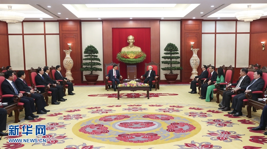 應(yīng)越南共產(chǎn)黨邀請，中共中央政治局常委、中央書記處書記劉云山9月18日至19日對越南進(jìn)行正式訪問。這是9月18日，劉云山在河內(nèi)會見越共中央總書記阮富仲。 新華社記者 龐興雷 攝