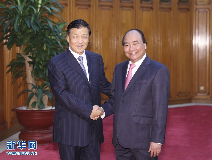 應(yīng)越南共產(chǎn)黨邀請，中共中央政治局常委、中央書記處書記劉云山9月18日至19日對越南進(jìn)行正式訪問。這是9月19日，劉云山在河內(nèi)會見越南總理阮春福。 新華社記者 丁林 攝