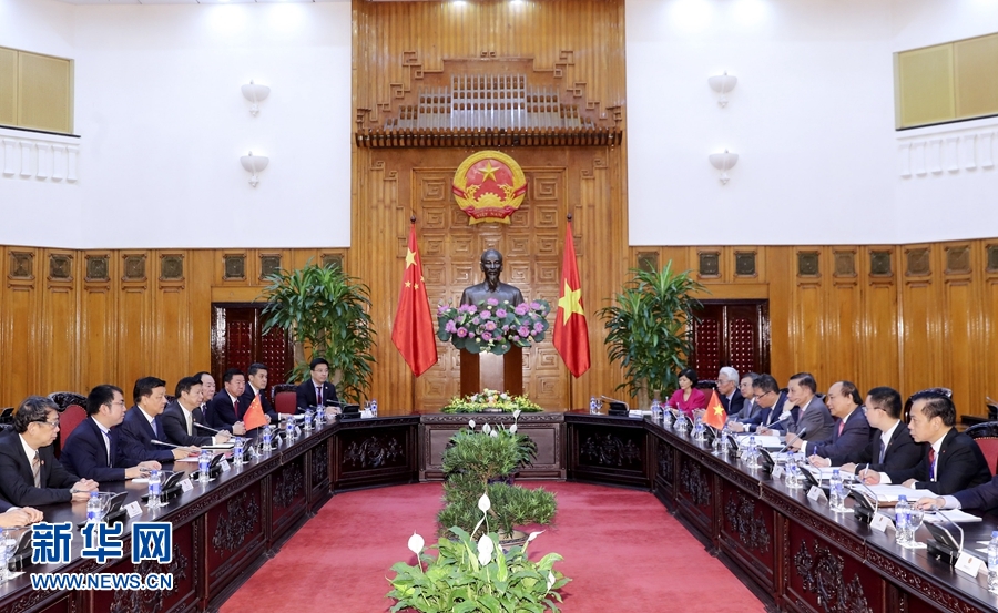 應(yīng)越南共產(chǎn)黨邀請，中共中央政治局常委、中央書記處書記劉云山9月18日至19日對越南進(jìn)行正式訪問。這是9月19日，劉云山在河內(nèi)會見越南總理阮春福。 新華社記者 丁林 攝