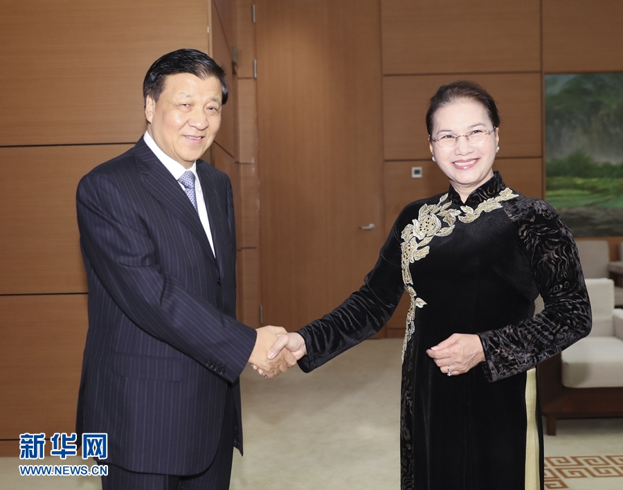 應(yīng)越南共產(chǎn)黨邀請，中共中央政治局常委、中央書記處書記劉云山9月18日至19日對越南進(jìn)行正式訪問。這是9月19日，劉云山在河內(nèi)會見越南國會主席阮氏金銀。 新華社記者 丁林 攝