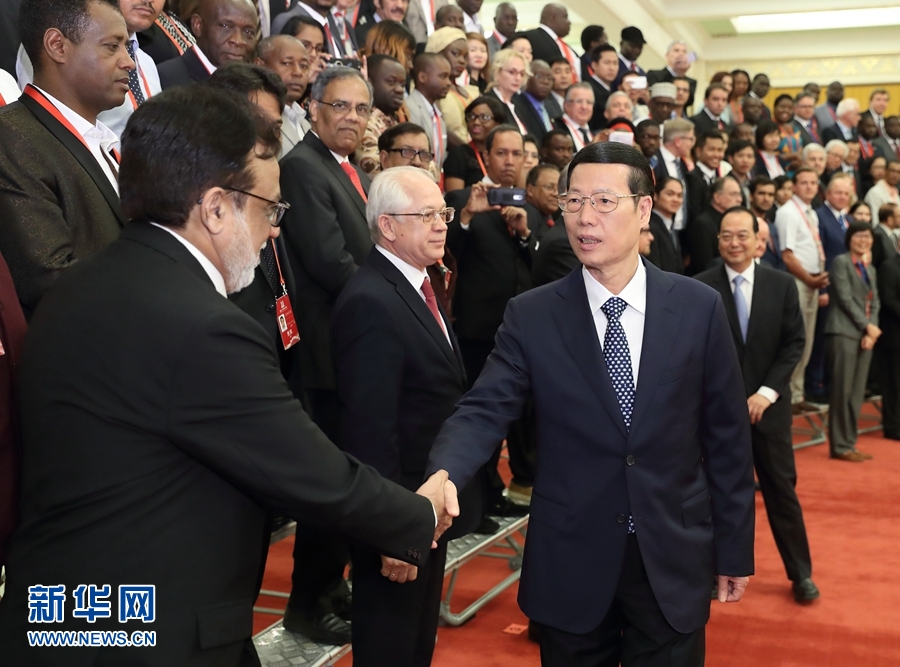9月21日，中共中央政治局常委、國(guó)務(wù)院副總理張高麗在北京人民大會(huì)堂會(huì)見(jiàn)來(lái)華參加2017&ldquo;一帶一路&rdquo;媒體合作論壇的外方代表并回答大家關(guān)心的問(wèn)題。新華社記者王曄攝 
