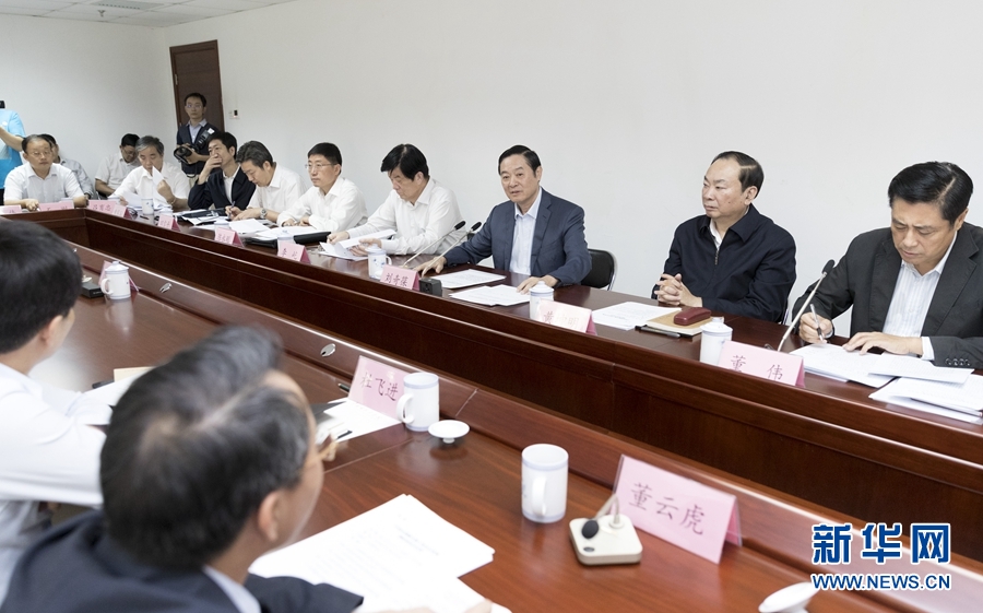9月22日，中共中央政治局委員、中央書記處書記、中宣部部長劉奇葆在北京調(diào)研京劇像音像工程情況。這是劉奇葆與有關方面負責同志座談交流。新華社記者 丁海濤 攝