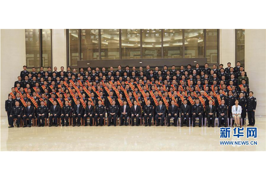 9月22日，&ldquo;熱血鑄劍&middot;丹心衛(wèi)民&rdquo;全國公安百佳刑警推選活動揭曉儀式在北京舉行。中共中央政治局委員、中央政法委書記孟建柱會見當(dāng)選民警并觀看揭曉儀式。國務(wù)委員、公安部部長郭聲琨參加會見并觀看揭曉儀式。新華社記者 殷剛 攝