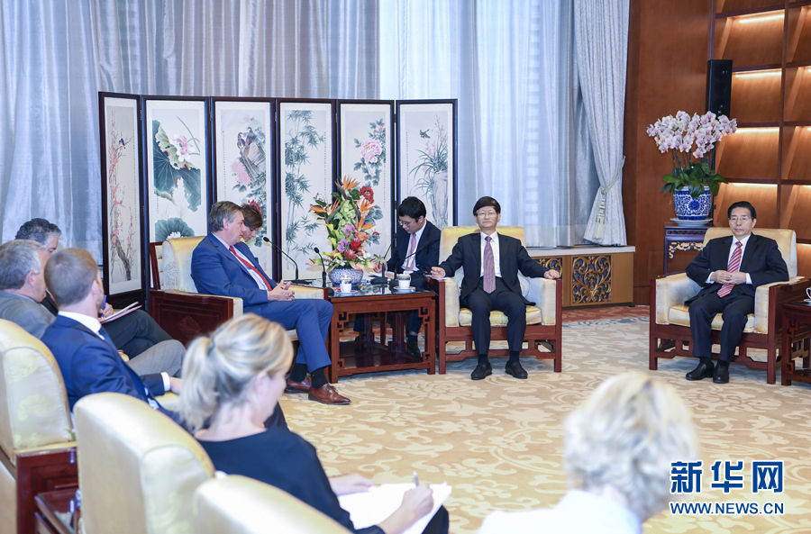 9月26日，中共中央政治局委員、中央政法委書記孟建柱在北京會見來華出席國際刑警組織第86屆全體大會的比利時副首相兼內(nèi)政大臣讓邦。國務(wù)委員、公安部部長郭聲琨參加有關(guān)會見。新華社記者 張領(lǐng) 攝