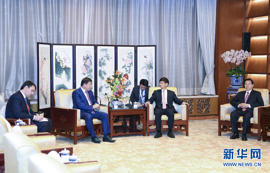 9月26日，中共中央政治局委員、中央政法委書記孟建柱在北京會見來華出席國際刑警組織第86屆全體大會的塔吉克斯坦內(nèi)務(wù)部長拉希姆佐達。國務(wù)委員、公安部部長郭聲琨參加有關(guān)會見。新華社記者 張領(lǐng) 攝