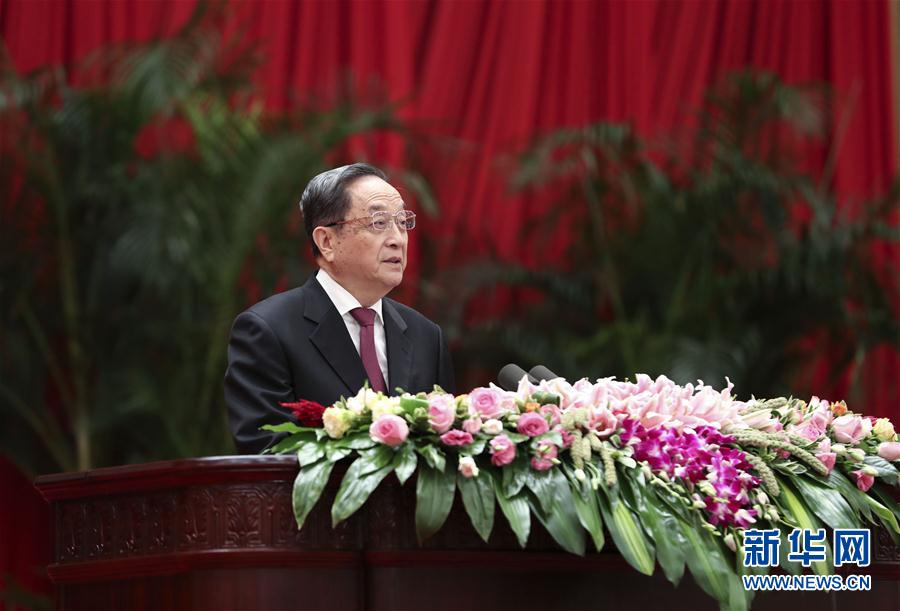 9月28日，全國政協(xié)辦公廳、中共中央統(tǒng)戰(zhàn)部、國務(wù)院僑辦、國務(wù)院港澳辦、國務(wù)院臺(tái)辦在北京人民大會(huì)堂聯(lián)合舉行國慶招待會(huì)。中共中央政治局常委、全國政協(xié)主席俞正聲與2800多名港澳臺(tái)僑各界代表歡聚一堂，慶祝中華人民共和國成立68周年。這是俞正聲在招待會(huì)上致辭。新華社記者 龐興雷 攝
